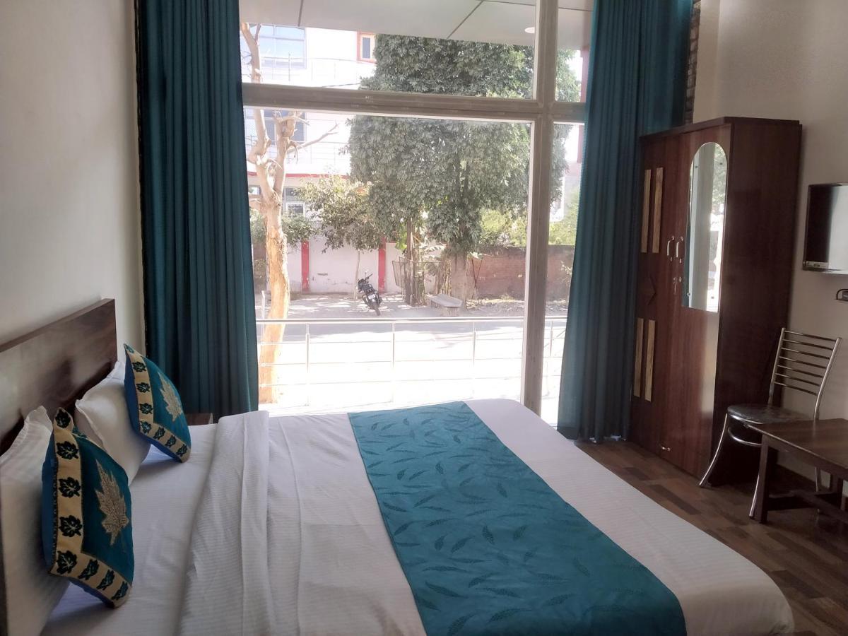 Nv Palace Hotel Vrindāvan Dış mekan fotoğraf